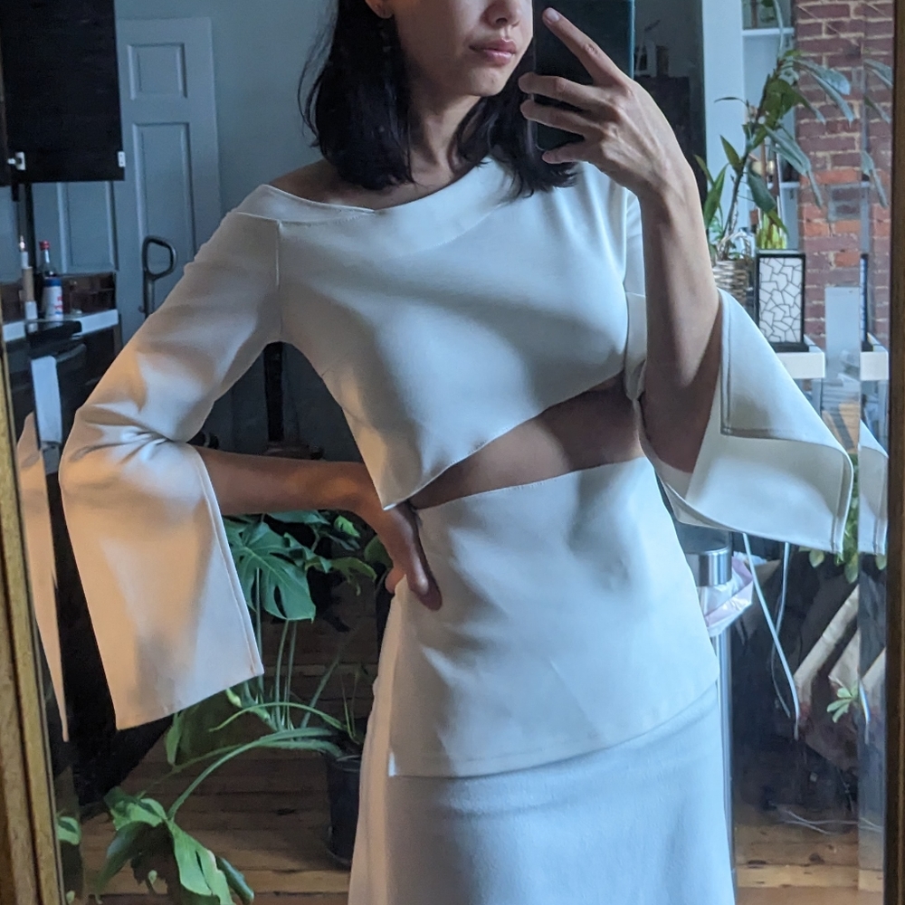 SOLD Avenir Vert Off-White Cutout Long Sleeve
